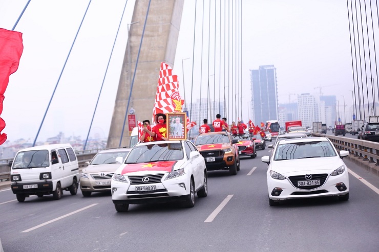 CĐV Việt Nam làm nóng &#34;chảo lửa&#34; Phú Thọ, fan nữ khoe sắc cổ vũ U23 Việt Nam - 1