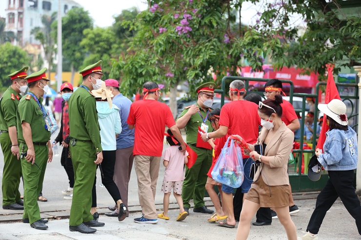 CĐV Việt Nam làm nóng &#34;chảo lửa&#34; Phú Thọ, fan nữ khoe sắc cổ vũ U23 Việt Nam - 4