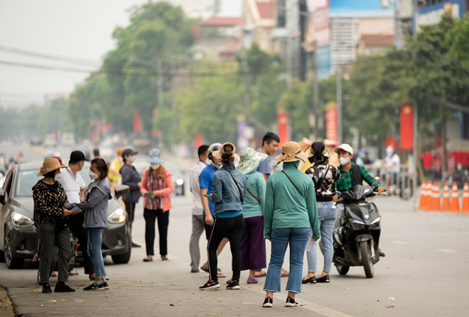 Phe vé đứng thành từng nhóm mời chào khách bên ngoài sân vận động Việt Trì (Phú Thọ)