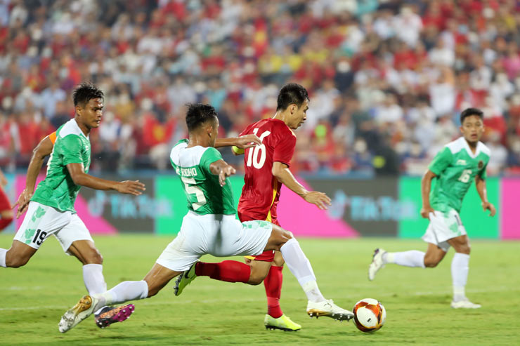 Phút 74 trận đấu giữa U23 Việt Nam và U23 Indonesia, đội trưởng Đỗ Hùng Dũng có pha đi bóng xông thẳng vào vòng cấm của đối thủ.