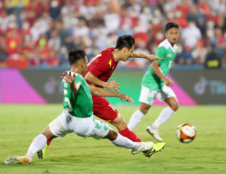 Thủ quân U23 Việt Nam tung ra cú dứt điểm tinh tế tung lưới U23 Indonesia.