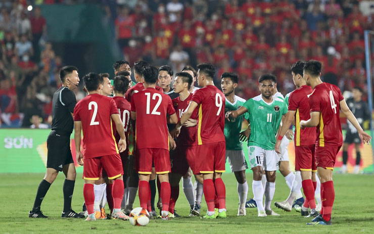 U23 Indonesia chơi xấu U23 VN, bỏ bóng đá người khiến triệu fan phẫn nộ - 2