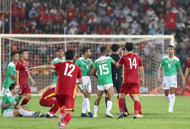 U23 Indonesia chơi xấu U23 VN, bỏ bóng đá người khiến triệu fan phẫn nộ - 3