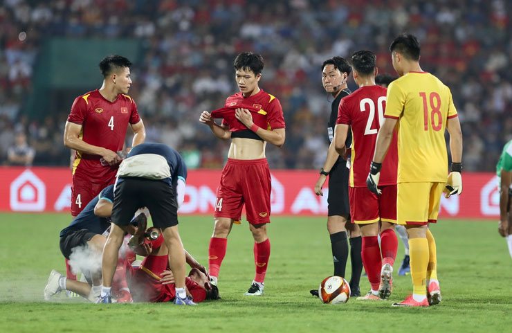 U23 Indonesia chơi xấu U23 VN, bỏ bóng đá người khiến triệu fan phẫn nộ - 4