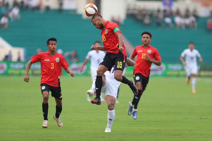 U23 Philippines (áo trắng) và U23 Timor Leste chơi tấn công hấp dẫn