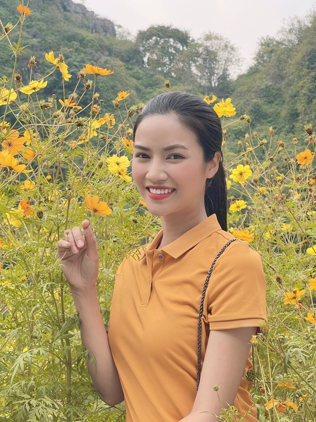 Diễn viên Anh Đào - người đảm nhận nữ chính tên Thanh trong Lối về miền hoa vừa kết thúc phát sóng cách đây không lâu cũng là một trong những người đẹp Bắc Giang nổi tiếng. Được biết, đây là vai chính đầu tiên của nữ diễn viên 9X sau khi ra trường.

