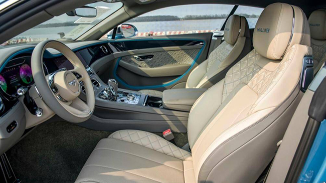 Bên trong, khoang lái của Bentley Continental GT V8 Mulliner được trang trí với nội thất ba tông màu

