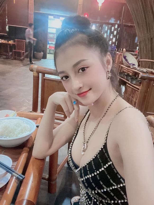 Ngoài đời, DJ sinh năm 1998&nbsp;chuộng những bộ đồ bó sát, váy hai dây xẻ sâu khoe được đường cong gợi cảm.
