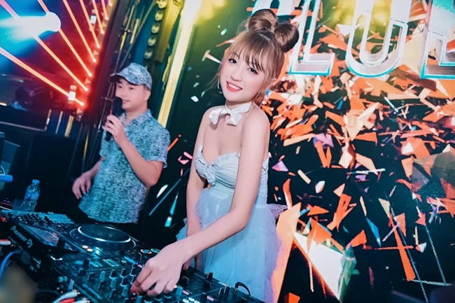 Cùng quê Bắc Giang với vợ Hà Đức Chinh còn có nhiều sao Việt nổi tiếng khác, trong đó có DJ Trang Sarah. 

