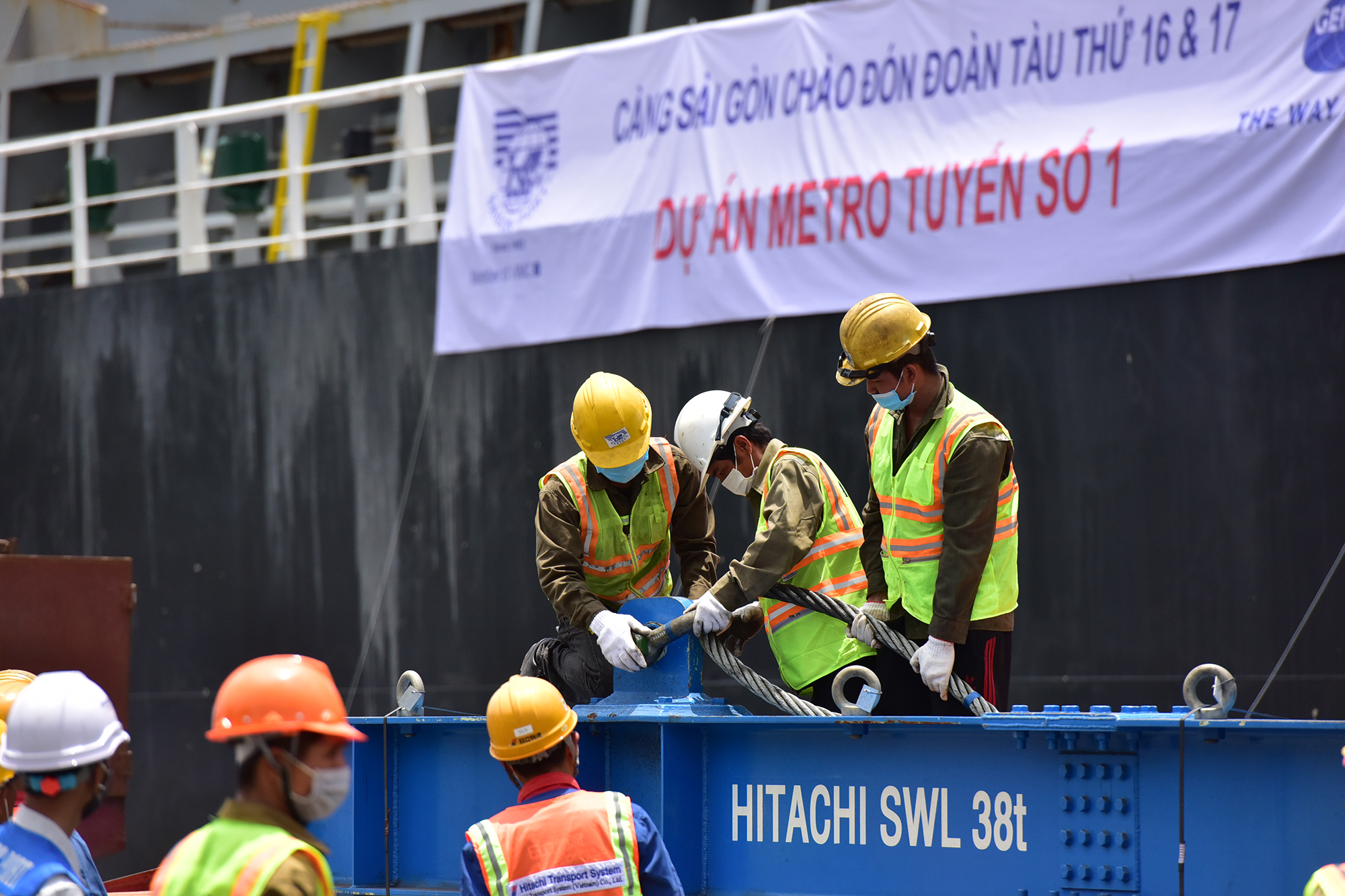 Ông Nguyễn Quốc Hiển, Phó trưởng Ban đường sắt đô thị TP.HCM cho biết, 2 đoàn tàu cuối cùng của tuyến metro số 1 được nhập khẩu về TP.HCM đã kết thúc công tác nhập khẩu đoàn tàu để chuyển sang giai đoạn thử nghiệm, đánh giá, vận hành thử từ nay đến cuối năm 2023 theo cam kết của chính phủ 2 nước. “Công tác thử nghiệm chia thành nhiều giai đoạn nhỏ, trong đó với thiết bị sẽ có thử nghiệm tĩnh, liên động, tích hợp. Còn với đoàn tàu, ban đầu tàu sẽ được thử nghiệm ở khu vực depot Long Bình sau đó thử nghiệm chạy từ depot đến ga Bình Thái, giai đoạn cuối cùng là depot đến ga Bến Thành”, ông Hiển cho hay.