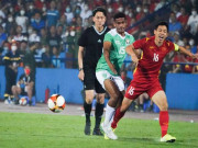 Bóng đá - U23 Indonesia chơi xấu U23 VN, bỏ bóng đá người khiến triệu fan phẫn nộ