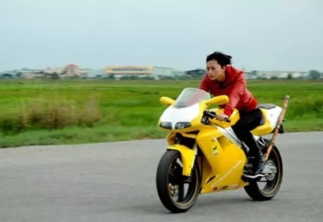 Diện trang phục da bó sát của dân mô tô chính hiệu, Ngô Thanh Vân gây ấn tượng với hình ảnh lái chiếc Ducati 1000 phân khối màu vàng với gương mặt lạnh lùng. 
