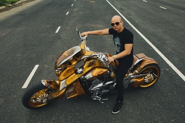 Phan Đinh Tùng từng gây chú ý khi "cưỡi" mô tô Harley Davidson trị giá 2,7 tỷ đồng trong MV ca nhạc Vì ta không hiểu nhau.
