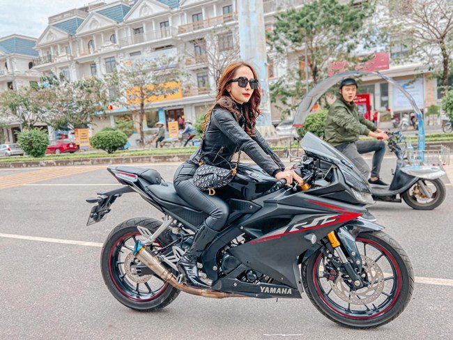 Trong phim, Quỳnh Nga vào vai Minh Minh - bạn thân của Giang (Lã Thanh Huyền) là một cô gái mạnh mẽ và cá tính. Trước đó, người đẹp 8X cũng đăng ảnh lái mô tô trên phố trong một cảnh phim.
