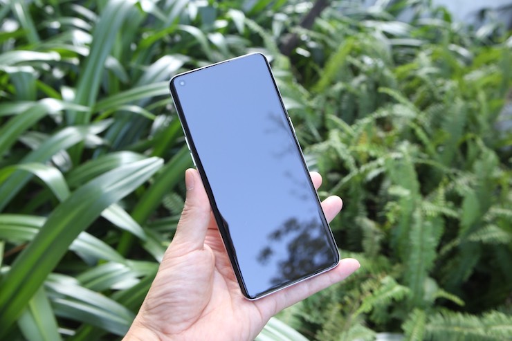 Oppo Find X5 Pro 5G sử dụng màn hình AMOLED cong 6,7 inch, độ phân giải WQHD+ và 100% phủ gam màu P3, hiển thị hơn 1 tỉ&nbsp;màu, có tính năng làm dịu màn hình.
