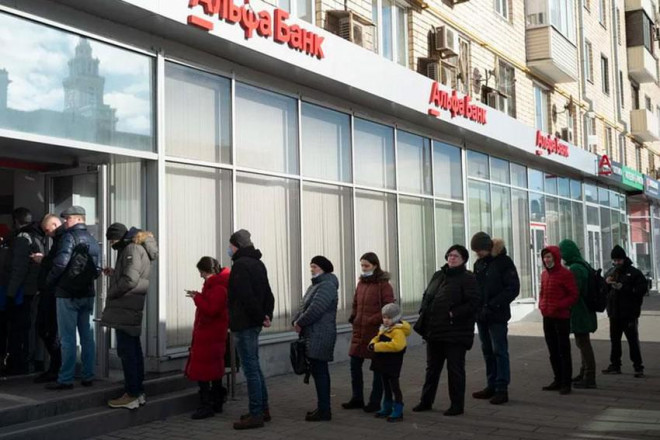 Người dân Nga xếp hàng chờ rút tiền tại một ngân hàng ở thủ đô Moscow hồi tháng 4. Ảnh: AP