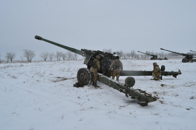 Các thành viên quân đội Ukraine vận hành pháo kéo 2A65 Msta-B. Ảnh: Reuters