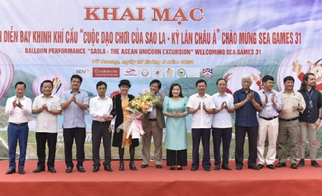 Nhà sử học Dương Trung Quốc, Lãnh đạo UBND tỉnh Hà Tĩnh và huyện Vũ Quang khai mạc trình diễn bay khinh khí cầu “Cuộc dạo chơi của Sao la - Kỳ lân Châu Á” chào mừng Đại hội thể thao Đông Nam Á - SEA Games 31.