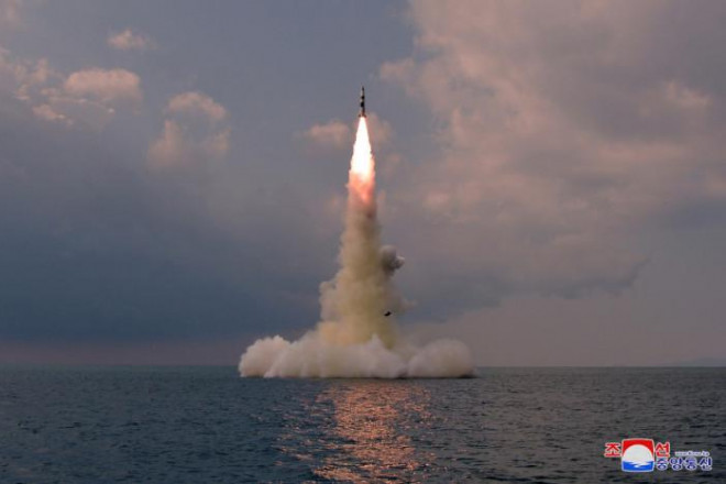 Hình ảnh Triều Tiên thử tên lửa đạn đạo phóng từ tàu ngầm. Ảnh - Yonhap
