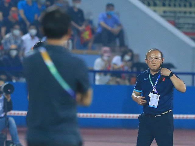 U23 Việt Nam đại thắng U23 Indonesia, thầy Park có phản ứng ”lạ”
