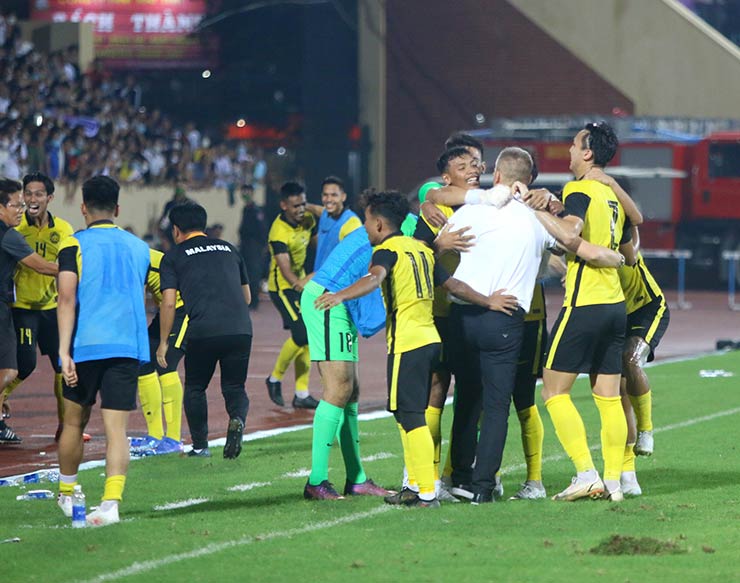 HLV trưởng của U23 Malaysia Brad Maloney ôm thắm thiết các học trò sau khi đánh bại đối thủ được đánh giá là nặng ký nhất tại bảng B môn bóng đá nam SEA Games 31