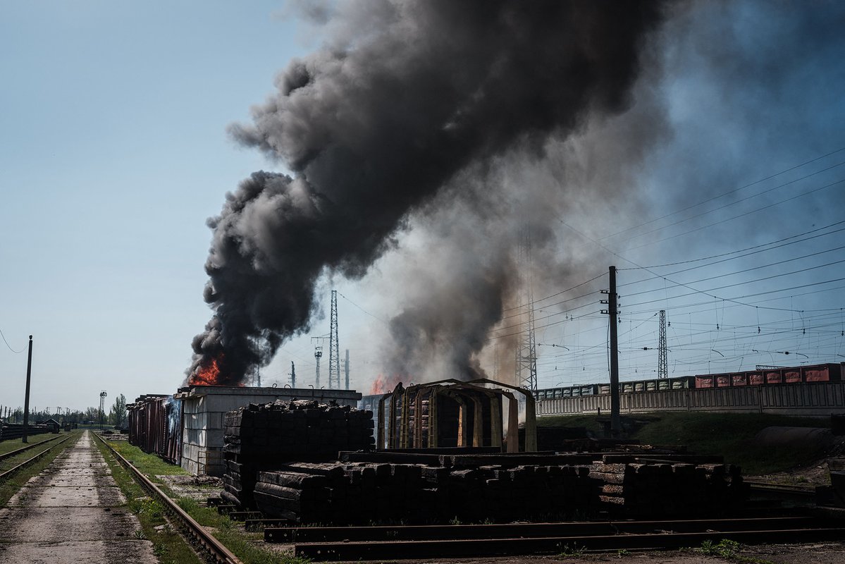 Khói đen bốc lên ở một ga đường sắt Ukraine sau khi bị quân đội Nga không kích (ảnh: CNN)
