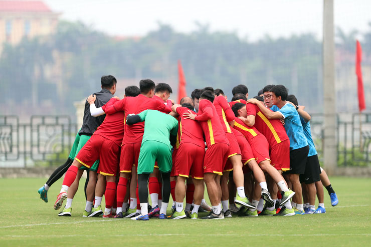 Cả đội U23 Việt Nam cùng nhau hô quyết tâm trước trận đấu thứ 2 tại bảng A với U23 Philippines.