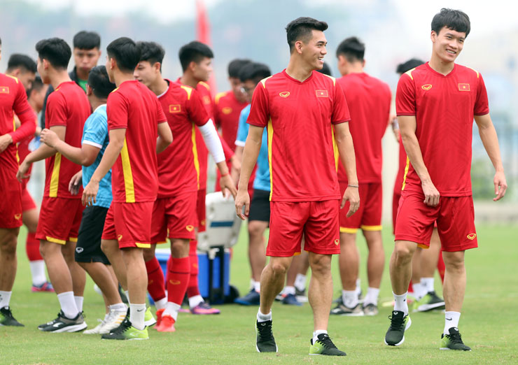 Tiến Linh và Hoàng Đức cười tươi sau khi cùng nhau góp công giúp U23 Việt Nam hạ đẹp U23 Indonesia 3-0.