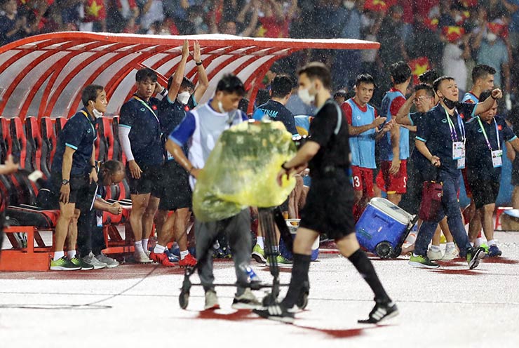 Đến phút bù giờ, khi U23 Việt Nam đã dẫn U23 Indonesia 3-0, HLV Park Hang Seo vẫn tỏ ra căng thẳng