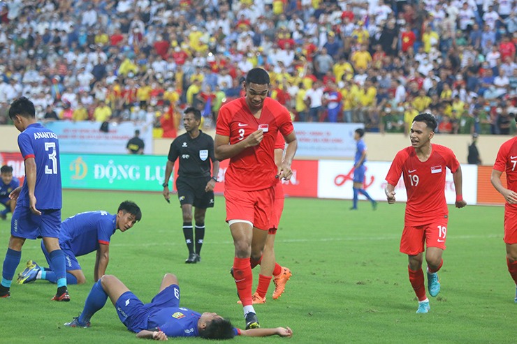 Thi đấu rất ấn tượng và dẫn trước U23 Singapore cách biệt 2-0 trong suốt 89 phút nhưng U23 Lào phải nhận liên tiếp hai bàn thua, qua đó đánh rơi chiến thắng một cách khó tin trong trận ra quân tại bảng B diễn ra chiều ngày 7/5.