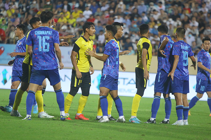 Trong tình huống U23 Malaysia được hưởng một pha đá phạt góc vào giữa hiệp 2, hai cầu thủ Jakit Palapon (Malaysia) và Nakin (Thái Lan) đã lời qua tiếng lại dẫn đến xô xát.