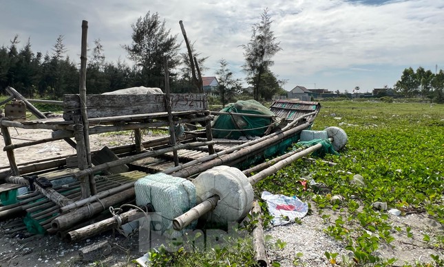 Không đủ khả năng đóng tàu cá đắt tiền, hàng trăm ngư dân làng chài ven biển huyện Diễn Châu (Nghệ An) làm bè mảng vươn khơi. Mỗi chiếc bè mảng được ngư dân kết thành bởi các vật liệu thô sơ như cây mét, tấm xốp và dây cước. Vì thế, bè mảng chỉ có thể sử dụng trong khoảng thời gian từ 4 - 5 năm.