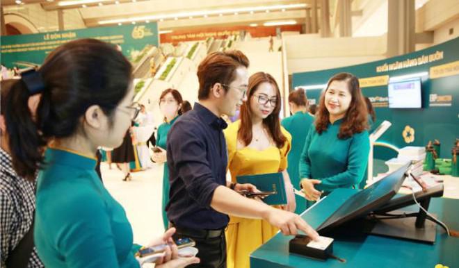 Khách hàng trải nghiệm giao dịch ngân hàng sử dụng thẻ CCCD gắn chip