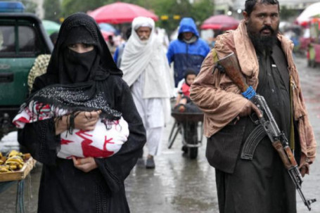 Taliban: Phụ nữ ra đường phải trùm kín từ đầu đến chân