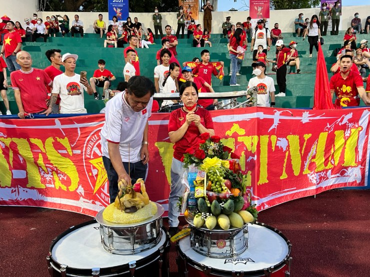 Fan cúng sân &#34;tiếp lửa&#34; cho U23 Việt Nam đấu U23 Philippines - 2