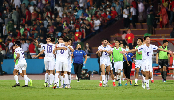 Ngay sau khi trọng tài thổi còi kết thúc trận đấu giữa U23 Việt Nam và U23 Philippines với tỉ số chung cuộc 0-0, các cầu thủ U23 Philippines vỡ oà chạy ôm lấy nhau ăn mừng.