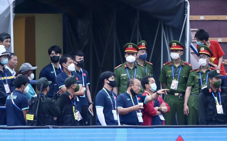 Dù vậy, HLV Park Hang Seo và các cộng sự vẫn chăm chú theo dõi trận đấu giữa U23 Timor Leste và U23 Myanmar.