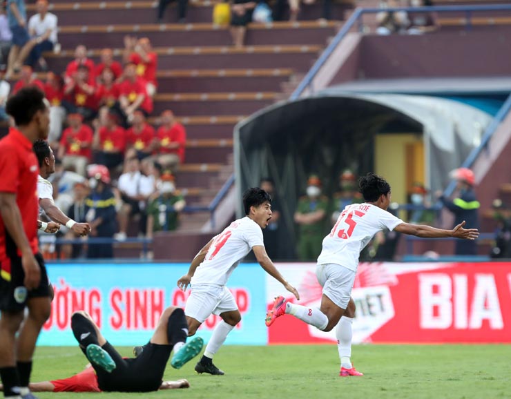 HLV Park Hang Seo chăm chú xem U23 Timor Leste suýt gây sốc trước U23 Myanmar - 9