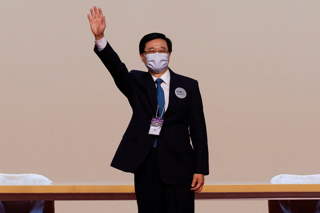 Ông Lý Gia Siêu trong ngày đắc cử trưởng khu đặc chính Hong Kong&nbsp;(ảnh: Reuters)