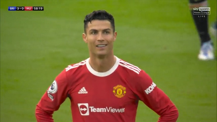 Ronaldo cười ẩn ý sau khi MU nhận bàn thua thứ 3