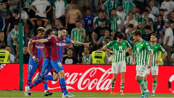 Jordi Alba lập siêu phẩm đúng phút bù giờ cuối cùng giúp Barca thắng nhọc Betis để có vé dự Champions League