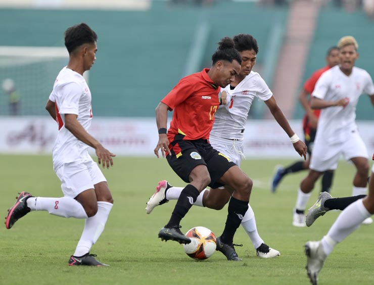 U23 Myanmar (áo trắng) chơi chủ động trước U23 Timor Leste