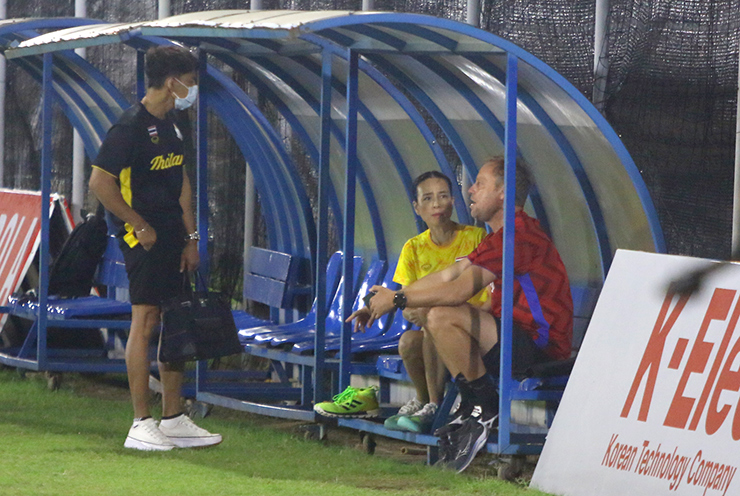 Lần đầu có mặt trong buổi tập của U23 Thái Lan tại SEA Games 31 vào tối ngày 8/5, trưởng đoàn Madam Pang (biệt danh của bà Nualphan Lamsam) đã ngồi trao đổi gần 30 phút với HLV trưởng Polking.