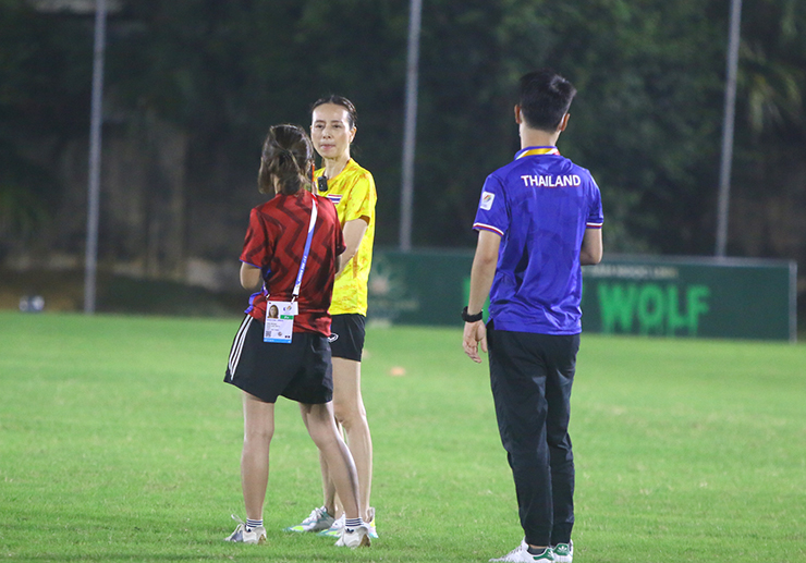 Nữ trưởng đoàn của U23 Thái Lan bất ngờ xuất hiện trong buổi tập của thầy trò HLV Polking vào tối ngày 8/5, một ngày sau khi đội bóng này có trận thua ngược trước U23 Malaysia tại lượt trận mở màn bảng B trên sân vận động Thiên Trường.