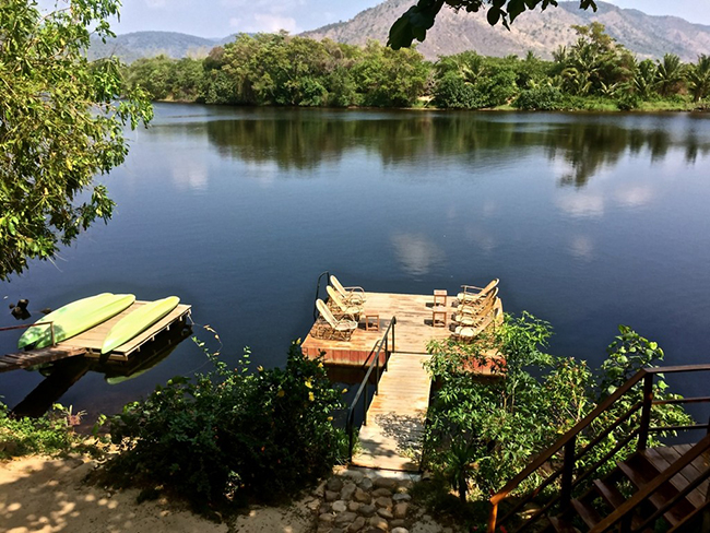 Đường bờ sông dưới chân núi Bokor&nbsp;là điểm thu hút chính của Kampot. Lối đi bộ ven sông thu hút khách du lịch và người dân địa phương đi lang thang ngắm nghía phong cảnh và thưởng thức cocktail lúc hoàng hôn.
