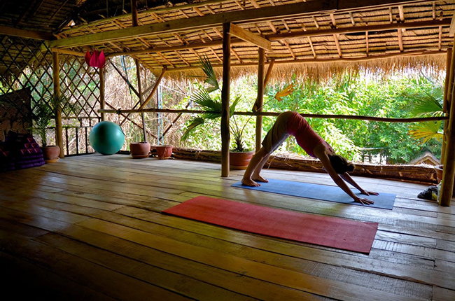 Hoạt động không thể bỏ qua trong chuyến đi Kampot là đạp xe dọc theo bờ sông và theo học các lớp yoga tại Banteay Srey. 
