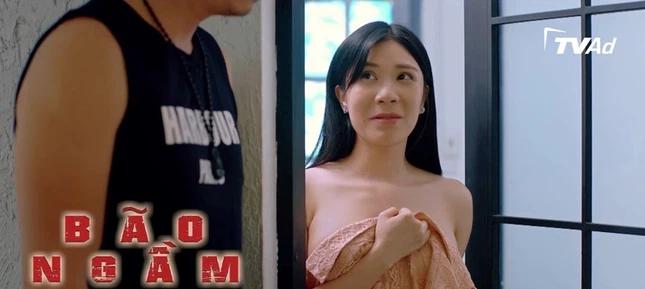 Nhân vật Hải Yến của Thanh Bi nhận nhiều chỉ trích của khán giả vì hành động "chơi không đẹp" với cô bạn thân Hạ Lam
