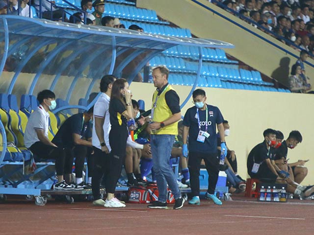 HLV của U23 Thái Lan lại gặp sự cố, không dám nhìn cầu thủ sút phạt đền
