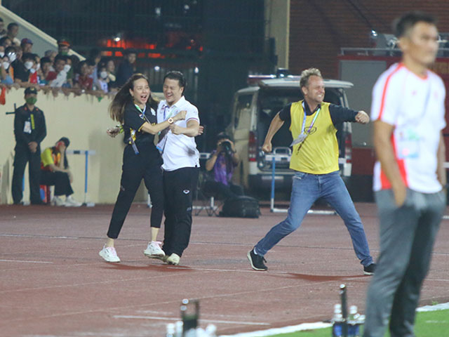 Trưởng đoàn Madam Pang ăn mừng ”như được mùa” trong ngày U23 Thái Lan thắng đậm