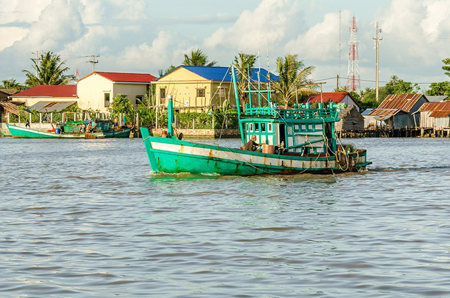 ...hoặc lênh đênh theo một chiếc thuyền trên sông ngay trong thành phố để thưởng thức phong cảnh yên bình, ấm áp của nơi này.&nbsp;
